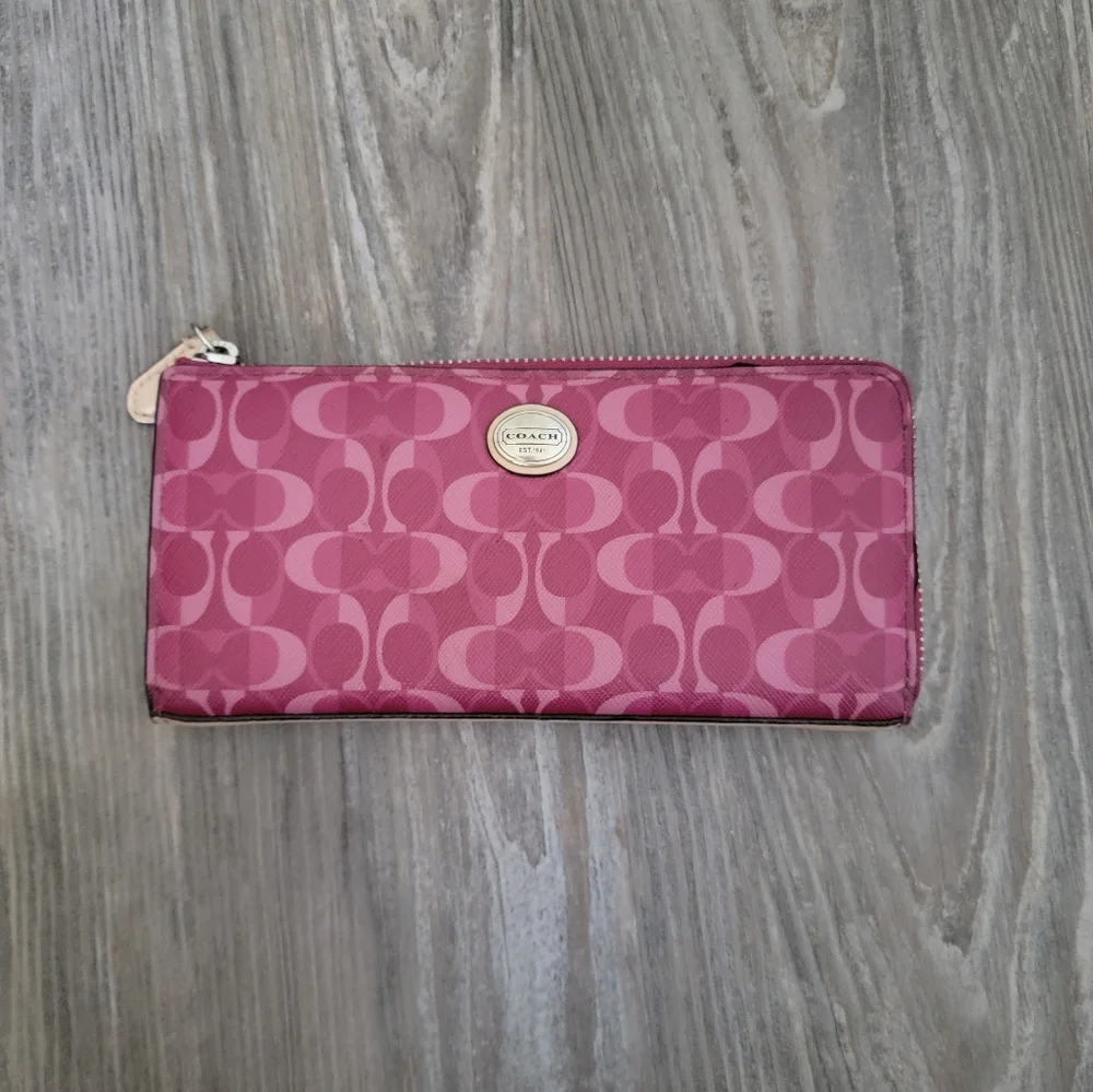 Coach Pink Peytons Dream Leather Wallet with Zipper Great Used Condition Rare - Picture 1 of 9